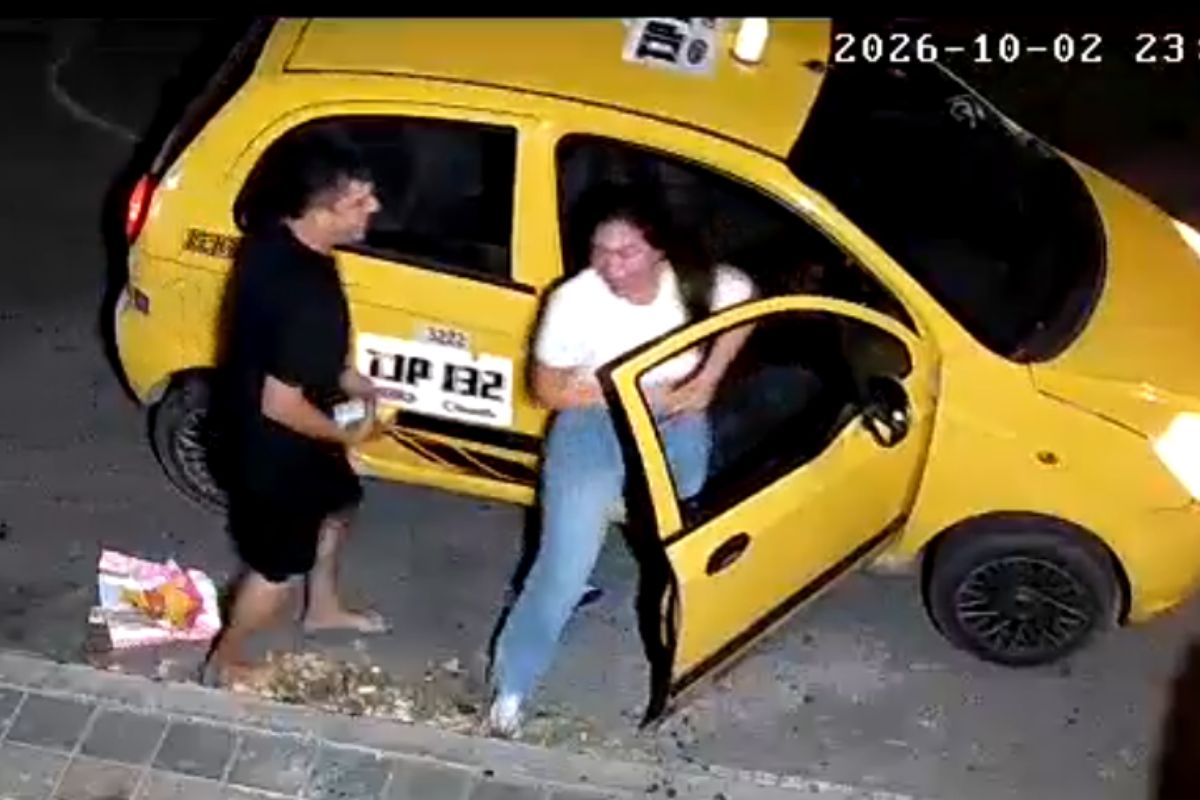 Taxista golpeó a mujer y no lo han identificado: revelan lo que se sabe del caso
