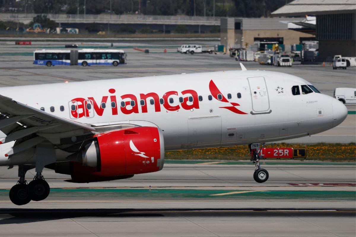 Avianca emitió un comunicado oficial detallando que tres tripulantes y seis pasajeros sufrieron afectaciones tras la turbulencia que obligó a desviar. 