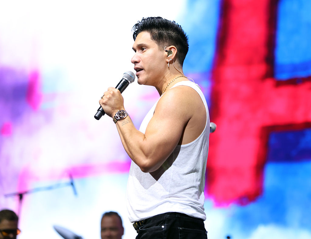 Chyno Miranda sorprendió a seguidores con cambio físico en pleno concierto