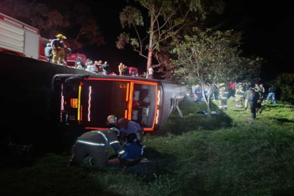 Un grave accidente de bus en la vía Panamericana, entre Rosas y Timbío (Cauca), dejó 4 muertos y 56 heridos tras un presunto intento de asalto.