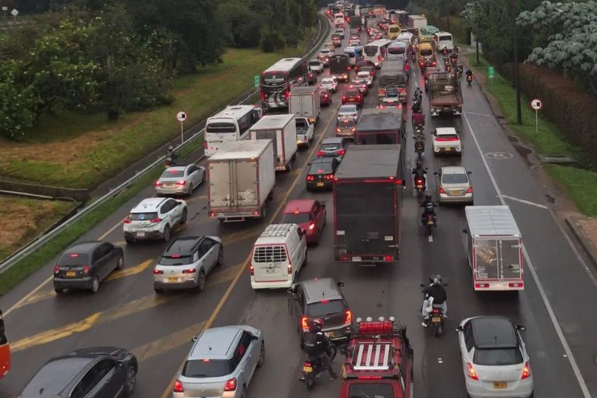 Largas filas de vehículos y monumental trancón se registran para ingresar a Bogotá por la Autopista Norte este sábado debido al contraflujo en la Séptima.