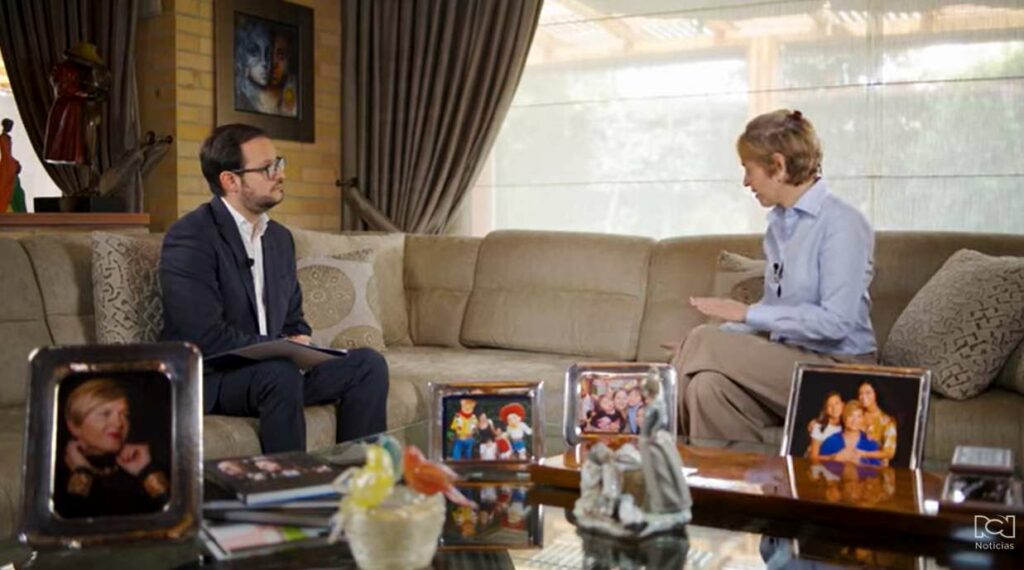 Fotos en casa de Verónica Alcocer en entrevista con RCN / Captura de pantalla de Noticias RCN