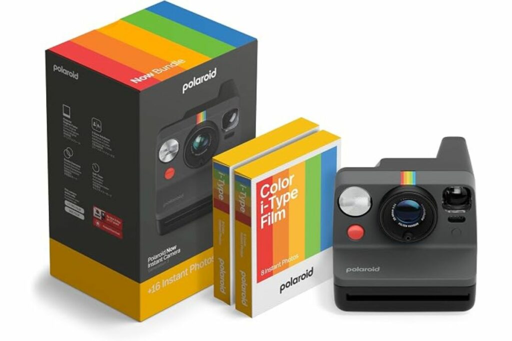 Polaroid Now - Cámara instantánea de tercera generación tipo I + paquete de película - Cámara negra Now + 16 fotos en color (6560) / Amazon