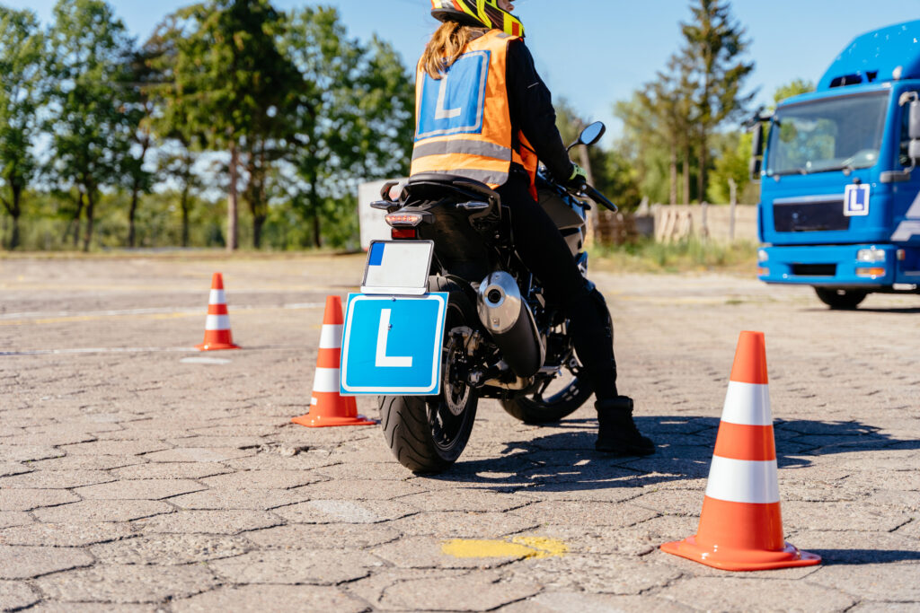 Curso de conducción para mujeres / Getty