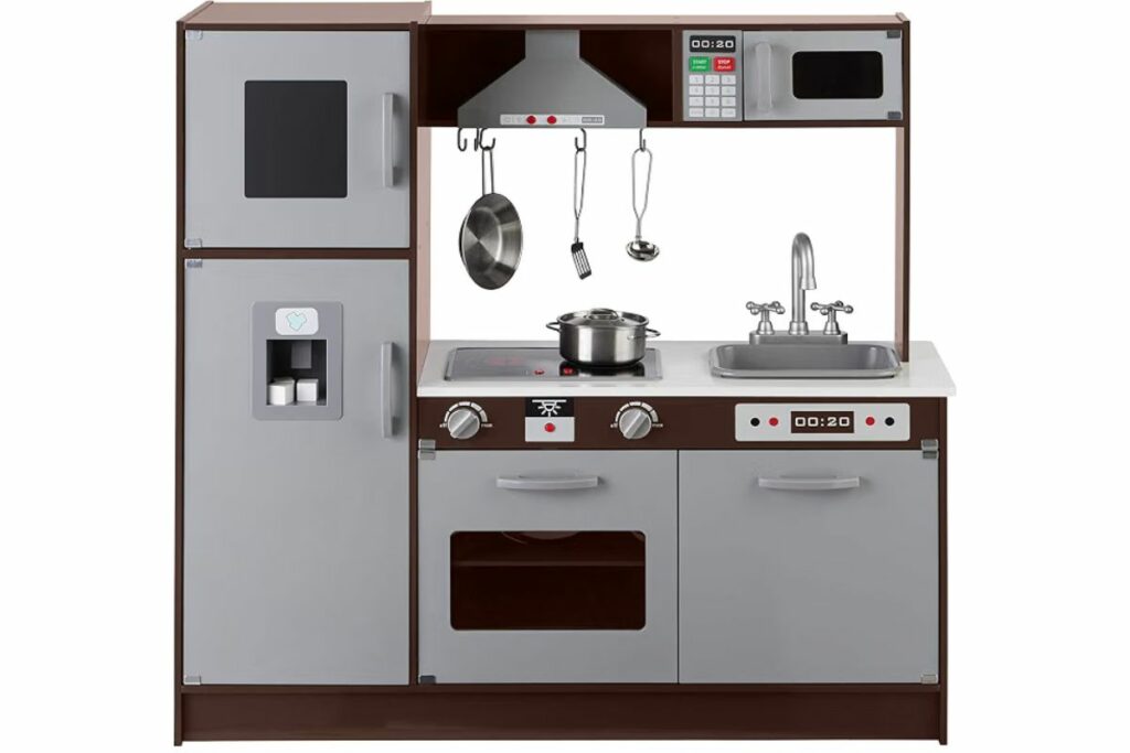 Amazon Basics - Juego de cocina vertical de madera para niños con estufa, horno, fregadero, refrigerador y accesorios, para niños pequeños, preescolares, niños de 3+ años / Amazon