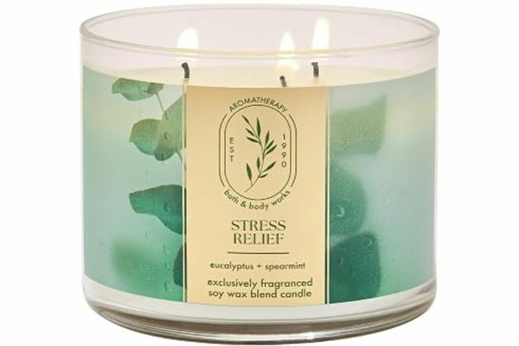 Bath & Body Works, Vela de 3 mechas para aliviar el estrés de aromaterapia, eucalipto / Amazon