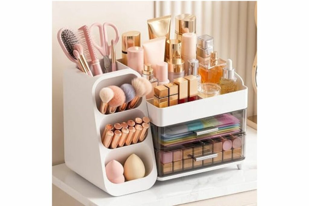 Organizador de maquillaje de gran capacidad con soporte para brochas de maquillaje para tocador, material grueso, organizador de encimera de baño, almacenamiento de perfumes, regalos para adolescentes / Amazon