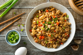 Receta sencilla para preparar arroz chino; el tiempo y el orden son la clave