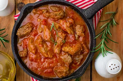 Plato con carne que ilustra receta de carne con tomate