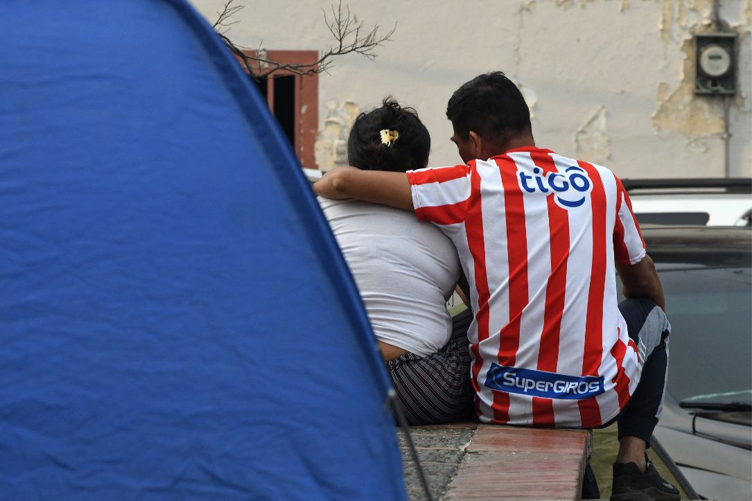 Foto de inmigrantes colombianos en medio de desesperación por Titulo 42 en Estados Unidos, en nota de fotos de colombianos y drama en Estados Unidos entre inmigrantes por Título 42