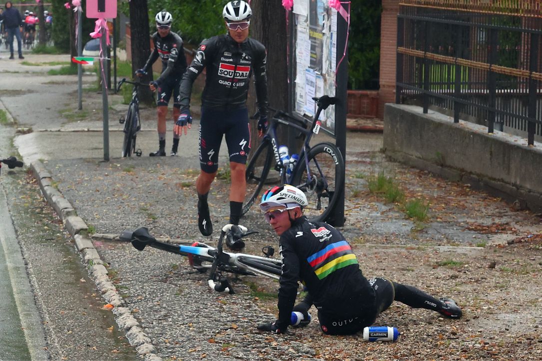 Imagen de caída de Remco Evenepoel, en galería de fotos de Giro de Italia: etapa 5 tuvo caídas, perro y Fernando Gaviria afectado