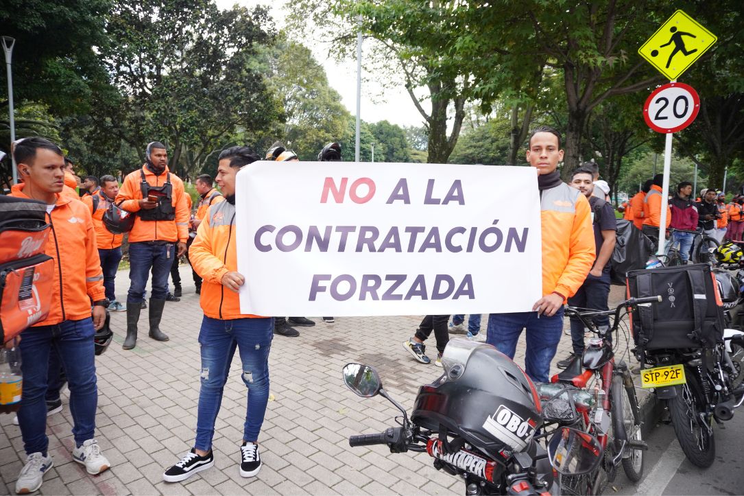Foto de rappitenderos, en nota de Bogotá hoy: protesta contra Rappi en la carrera 7; fotos con mensaje y bloqueos.