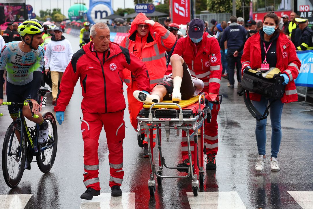 Imagen de caída en embalaje de quinta etapa, en galería de fotos de Giro de Italia: etapa 5 tuvo caídas, perro y Fernando Gaviria afectado.