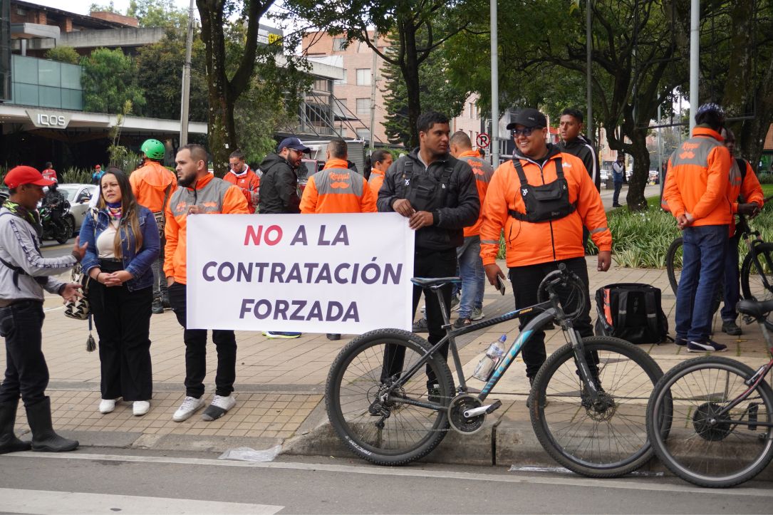 Foto de rappitenderos, en nota de Bogotá hoy: protesta contra Rappi en la carrera 7; fotos con mensaje y bloqueos.