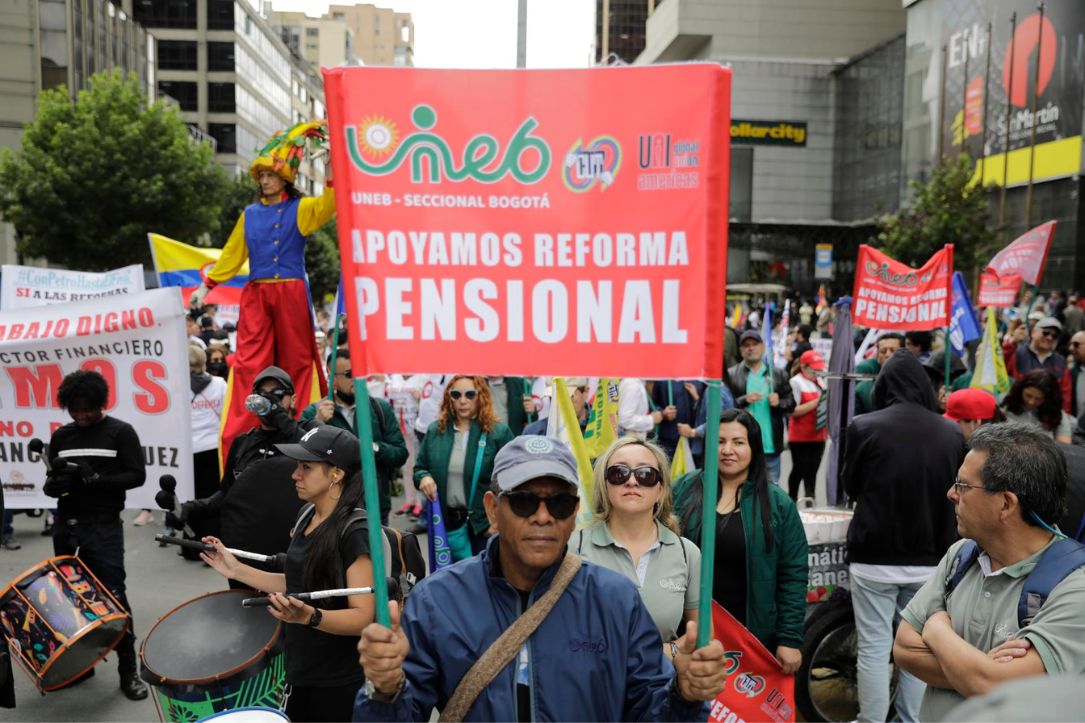 Foto de personas en manifestaciones de apoyo a reformas, en nota de marchas en Bogotá 7 de junio: fotos de pancartas curiosas de Gustavo Petro y más.