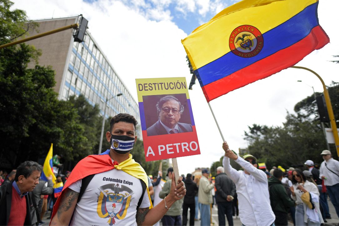 Miles de manifestantes en Bogotá expresaron su molestia contra Gustavo Petro en las marchas del 20 de junio, en la que le pidieron evaluar las medidas de su gestión y hasta pidieron su destitución como presidente de Colombia. Las reformas también fue