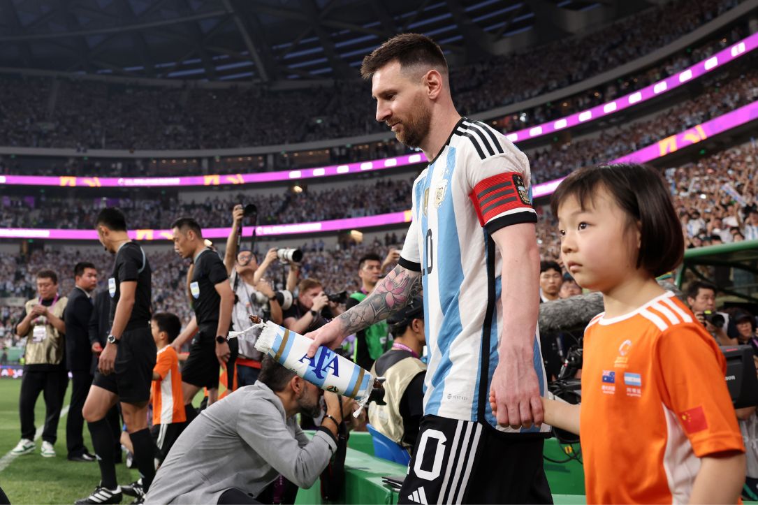 Foto de euforia por Lionel Messi en galería de imágenes de emoción que causó el jugador en China en triunfo de Argentina vs. Australia.