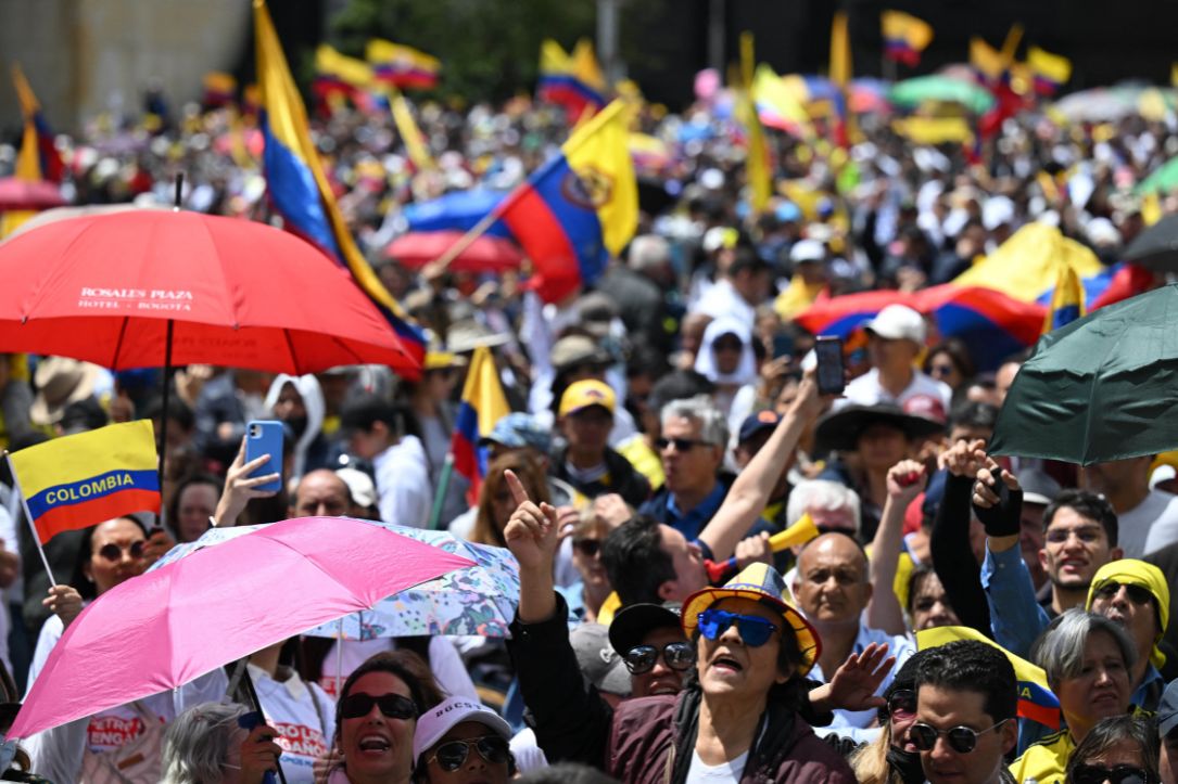 Imagen de manifestantes en protestas en Colombia, en galería de fotos de marchas en Bogotá hoy 20 de junio contra Gustavo Petro: qué le dijeron.