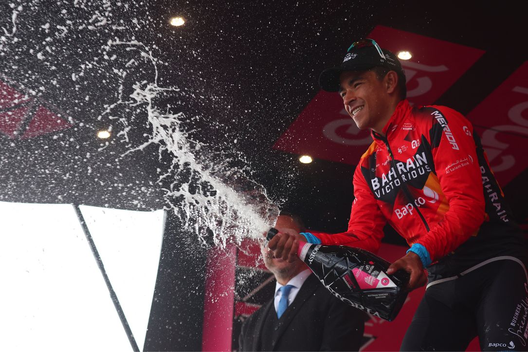 Foto de Santiago Buitrago en etapa 19, en nota de Colombia en Giro de Italia: fotos de Santiago Buitrago y su festejo al ganar etapa reina.