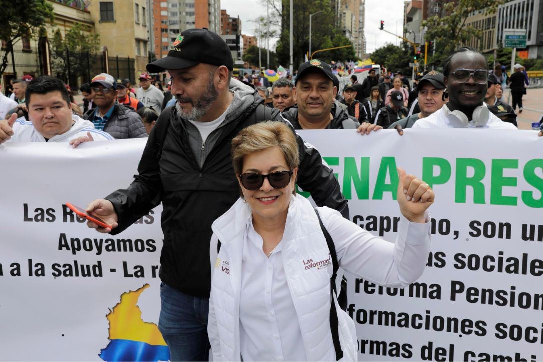 Foto de personas en manifestaciones de apoyo a reformas, en nota de marchas en Bogotá 7 de junio: fotos de pancartas curiosas de Gustavo Petro y más.