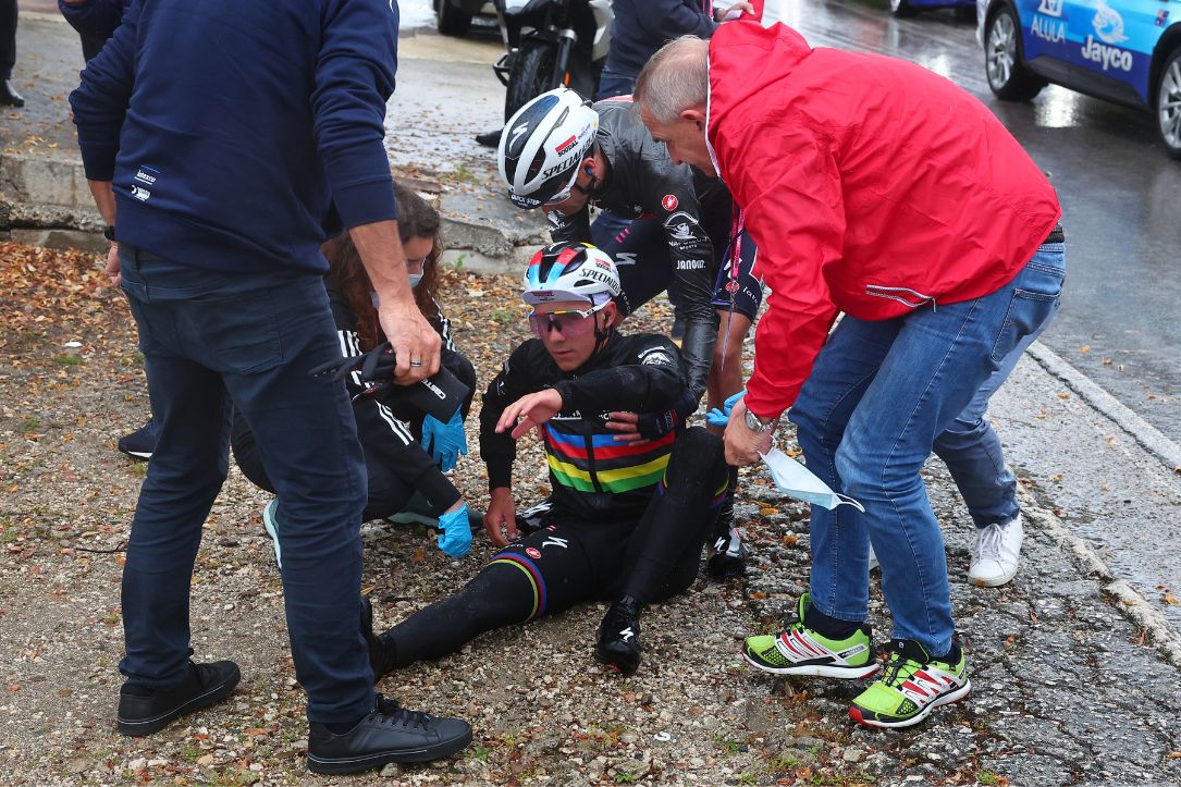 Imagen de caída de Remco Evenepoel, en galería de fotos de Giro de Italia: etapa 5 tuvo caídas, perro y Fernando Gaviria afectado.