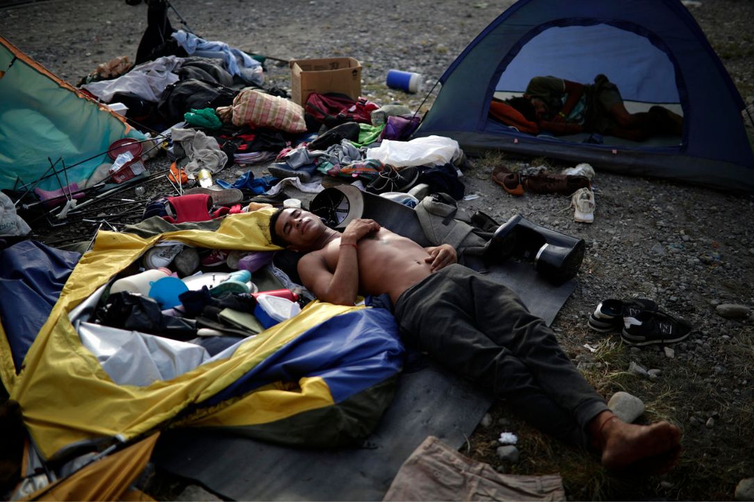 Foto de inmigrantes en medio de desesperación por Titulo 42 en Estados Unidos, en nota de fotos de colombianos y drama en Estados Unidos entre inmigrantes por Título 42