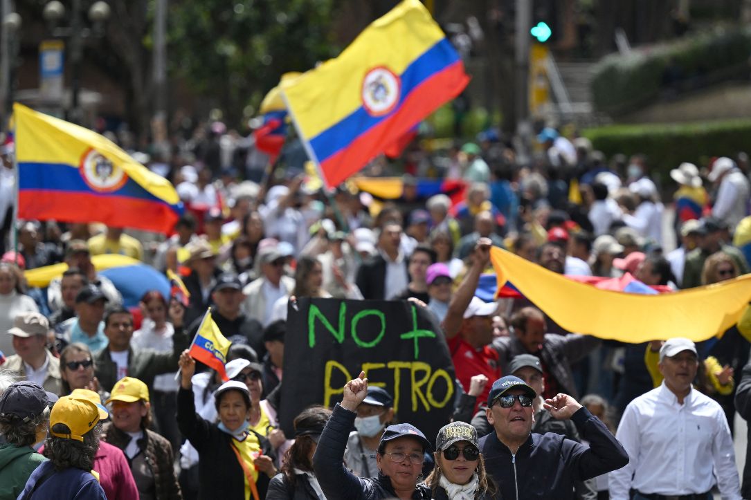 Imagen de manifestantes en protestas en Colombia, en galería de fotos de marchas en Bogotá hoy 20 de junio contra Gustavo Petro: qué le dijeron.