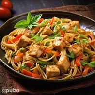 Receta de salteado de pasta con pollo y verduras. Conozca los ingredientes y el paso a paso para prepararlo fácil y rápido.