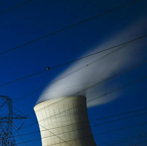 Imagen de torre de conducción eléctrica ilustra artículo Es posible convertir dióxido de carbono en combustibles limpios sin subproductos