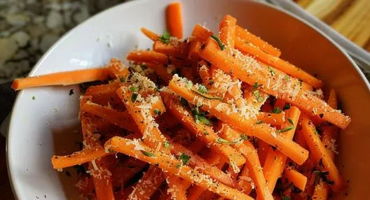 Paso a paso para hacer zanahorias a la parmesana en sartén con ingredientes básicos
