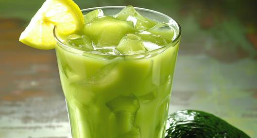 Aprenda a hacer limonada de aguacate para refrescarse en un día soleado. Conozca el paso a paso con los ingredientes para prepararla en casa.