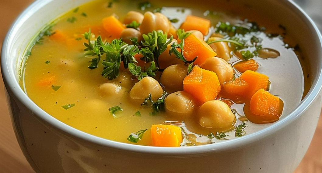 Aprenda a hacer una sopa de garbanzos con zanahoria muy fácil y rápido. Esta receta es ideal para una cena ya que es nutritiva pero no cae muy pesado.
