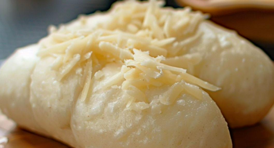 Receta de bollitos de queso y mantequilla. El maíz de la masa es una buena fuente de carbohidratos y fibra, mientras que el queso aporta proteínas y calcio.