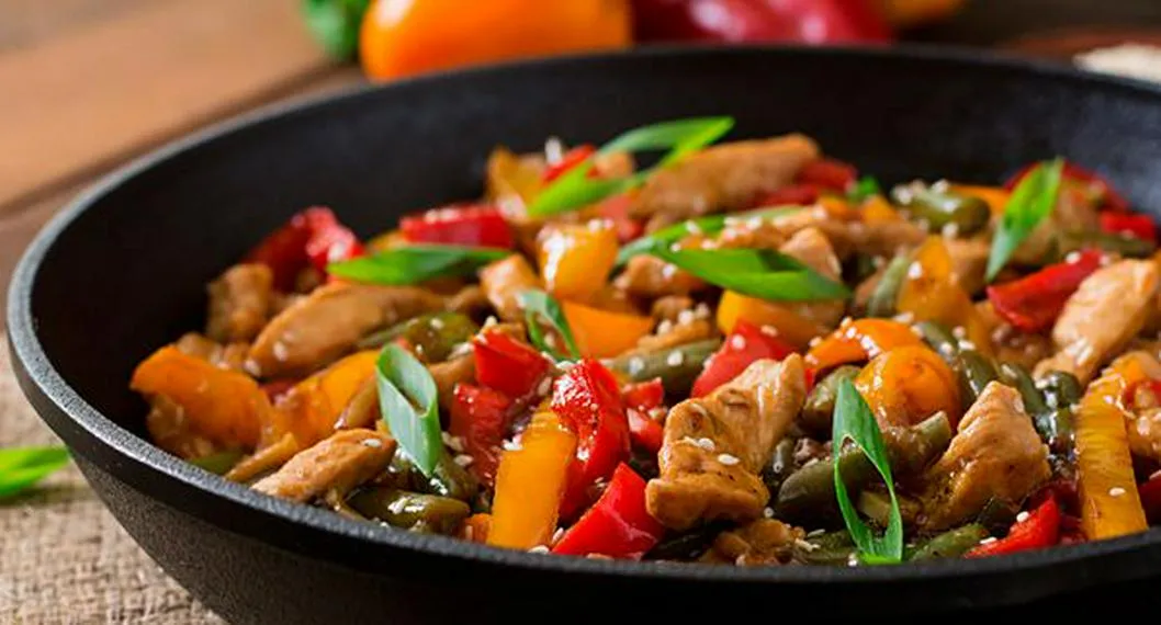 Cómo preparar pollo con verduras salteada: receta paso a paso