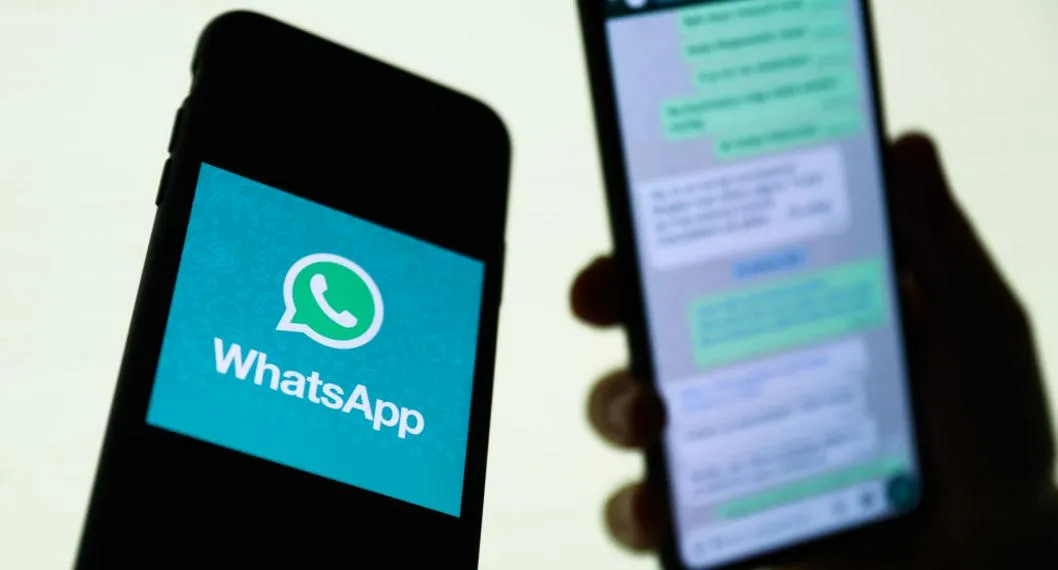 Foto de celulares con el logo de WhatsApp y un chat de la aplicación ilustra nota sobre cómo recuperar mensajes eliminados