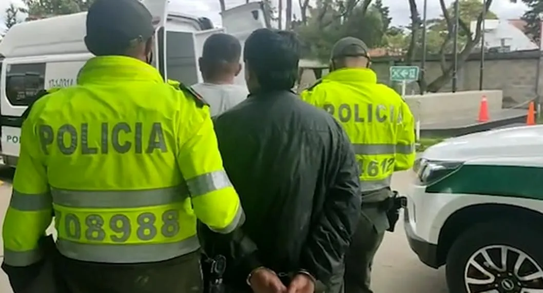 Foto de referencia de policías colombianos capturando a un delincuente.