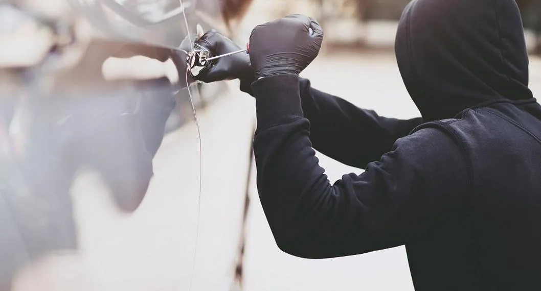 Ladrón intentando abrir un carro. En referencia al robo de fotógrafo en Cundinamarca.