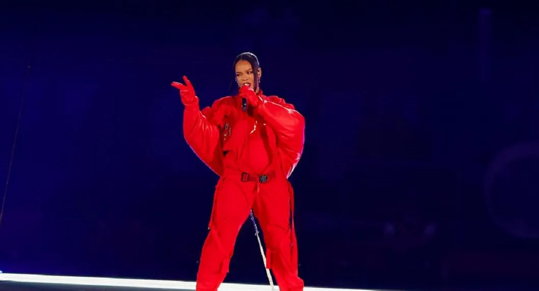 Rihanna cantando. En referencia a su presentación en los Premios Óscar 2023.