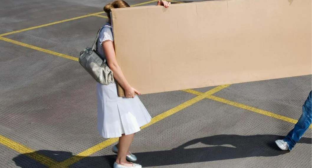foto de mujer cargando una caja a propósito de 'instagramer' que equipó su casa completa en EE. UU.