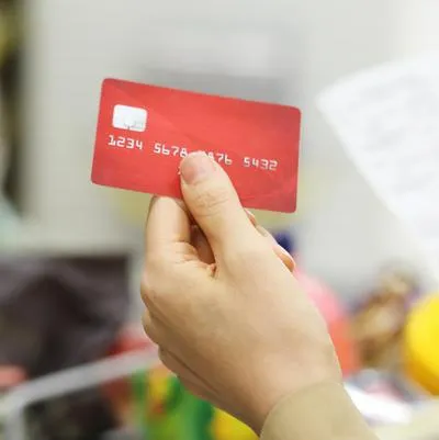 Davivienda baja tasa de interés en Colombia para compras con tarjeta de crédito.