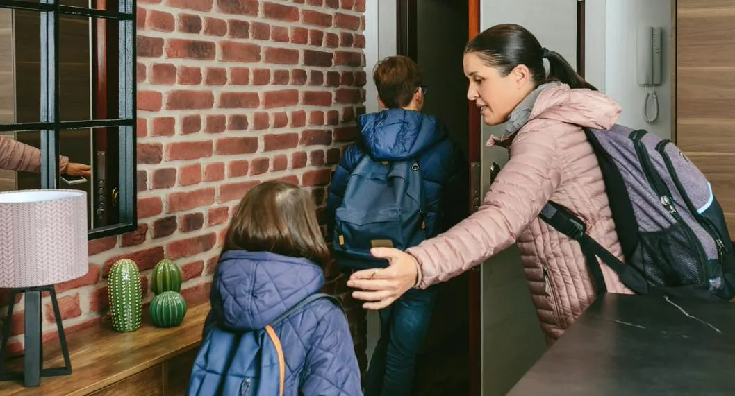 Mujer evacua a niños de una casa ante emergencia ilustra nota sobre qué hacer en caso de un temblor o terremoto