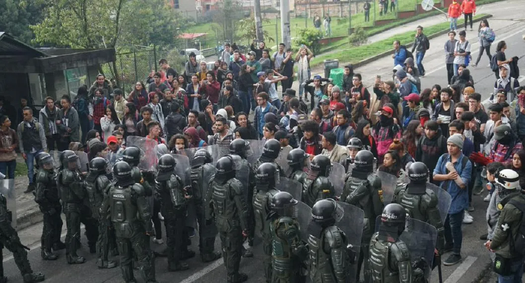 El alto oficial, quien se dirigía hacia su oficina en Tarazá, Antioquia, discutió con varios protestantes, quienes a su vez le lanzaron varios insultos.