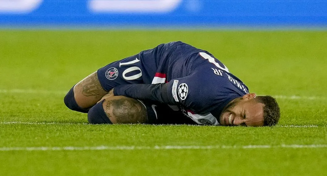 Neymar ya va a completar dos años fuera de las canchas por lesiones. En Paris no están contentos con la situación.
