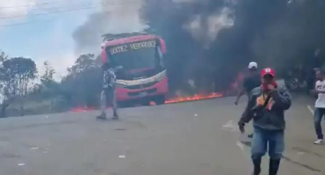 Manifestantes quemaron un bus de servicio público durante paro el minero en Antioquia 