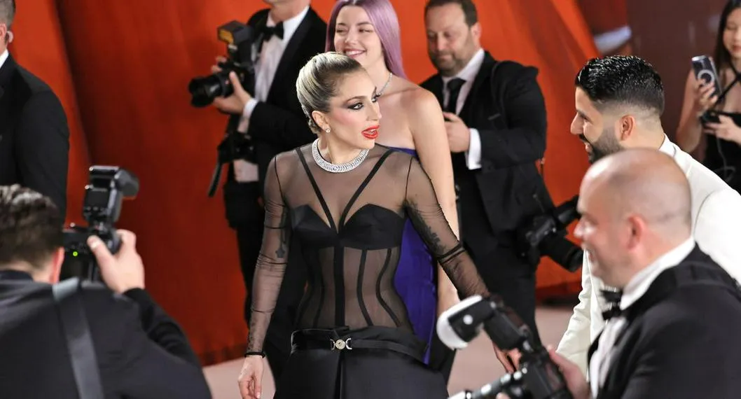 La cantante Lady Gaga ayudó a un fotógrafo que se cayó en los Premios Óscar 2023 y su reacción se viralizó en el mundo.