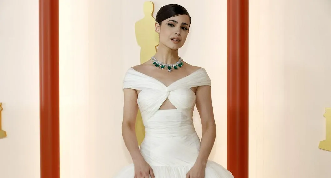 La actriz Sofía Carson llegó a la alfombra roja de los premios Óscar 2023 con un collar de esmeraldas colombianas