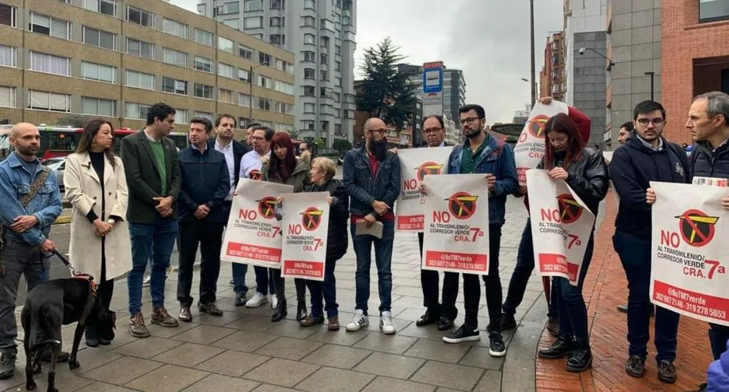 Concejales de Bogotá salieron a las calles a protestar contra el proyecto del corredor verde por la carrera séptima