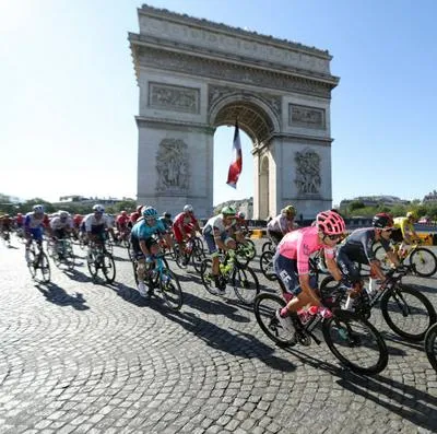 Ciclistas en el Tour de Francia llegando al Arco del Triunfo de París