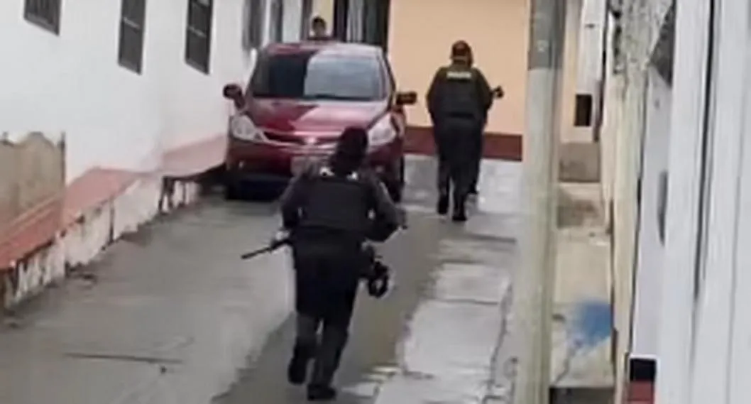 Momento en que policías enfrentan a ladrones de Banco en Río de Oro, Cesar.