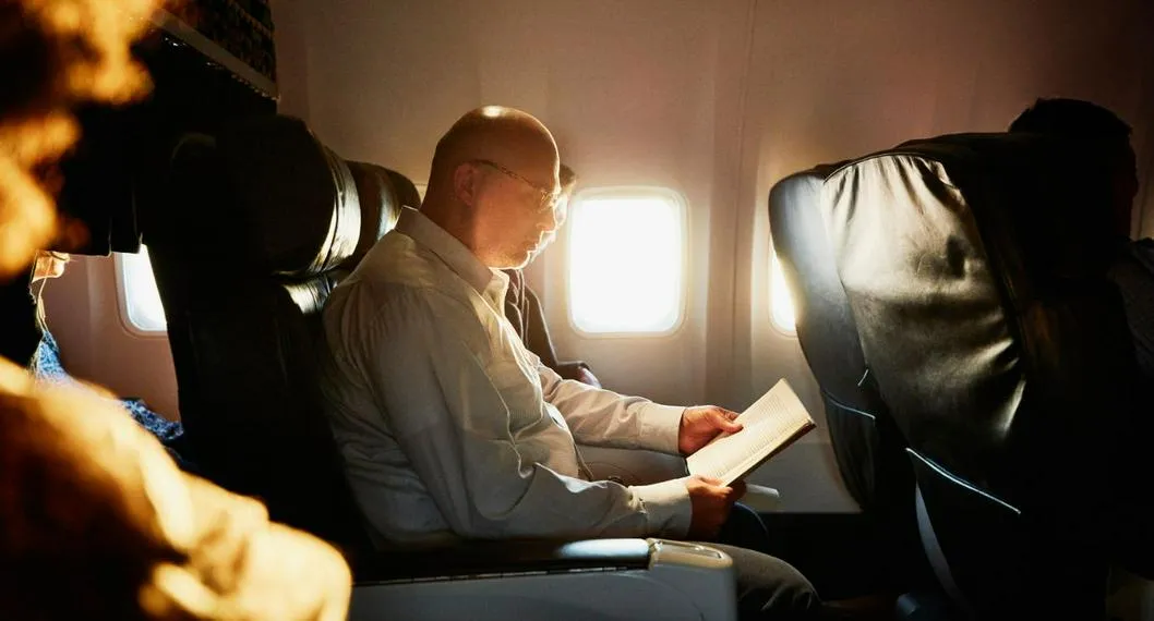 Foto de un pasajero de avión a propósito de cosas que no se pueden hacer en un vuelo, según azafata